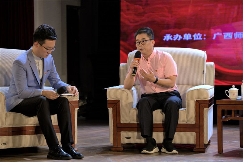 4《新時(shí)代的青春之歌黃文秀》的作者，廣西文聯(lián)秘書(shū)長(cháng)兼廣西戲劇家協(xié)會(huì )常務(wù)副主席林超俊做分享.jpg