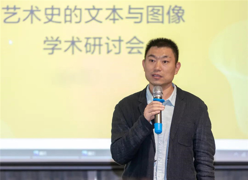 18廣西藝術(shù)學(xué)院教授、中國美術(shù)家協(xié)會(huì )美術(shù)理論委員會(huì )委員李永強主持學(xué)術(shù)研討會(huì )并作題為《再論徐悲鴻的中國畫(huà)收藏》的發(fā)言（黃珊虎 攝）.jpg