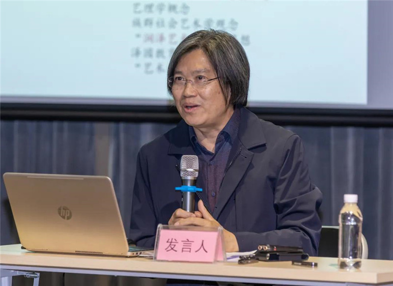 20北京師范大學(xué)藝術(shù)與傳媒學(xué)院教授、博士生導師梁玖作題為《真正“看見(jiàn)”歷史的“表現”圖像》的發(fā)言（黃珊虎 攝）.jpg