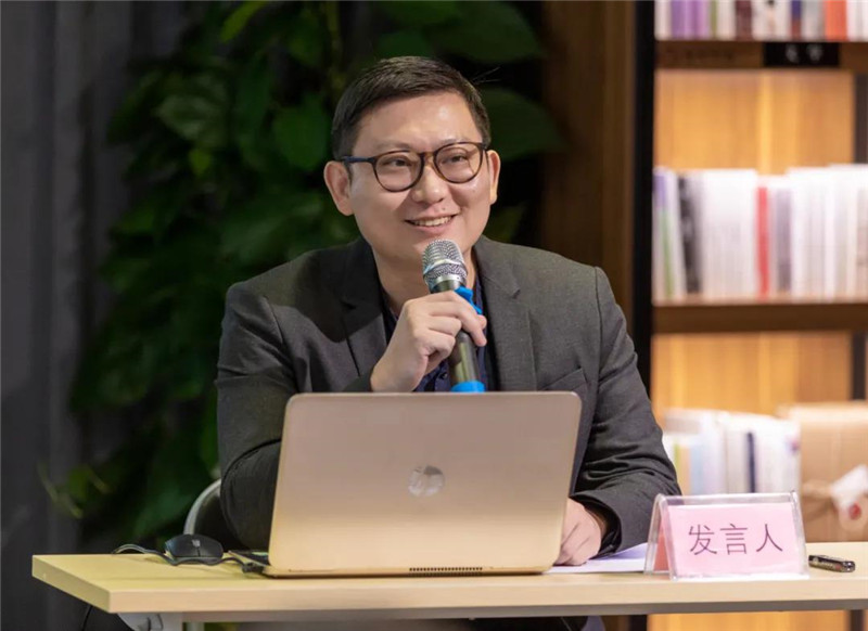 21廣州美術(shù)學(xué)院中國畫(huà)學(xué)院嶺南畫(huà)派研究中心主任、助理研究員王艾作題為《鷺之意味：陳文希創(chuàng  )作中的離散因素——兼談粵籍藝術(shù)家在東南亞地區的現代主義實(shí)踐》的發(fā)言（黃珊虎 攝）.jpg