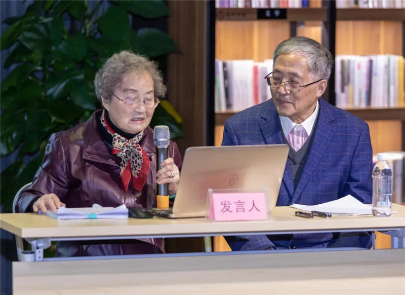 24著(zhù)名美術(shù)史論家、南京藝術(shù)學(xué)院教授、博士生導師周積寅及王鳳珠副研究館員作題為《鄭板橋書(shū)畫(huà)辨偽》的發(fā)言（黃珊虎 攝）.jpg