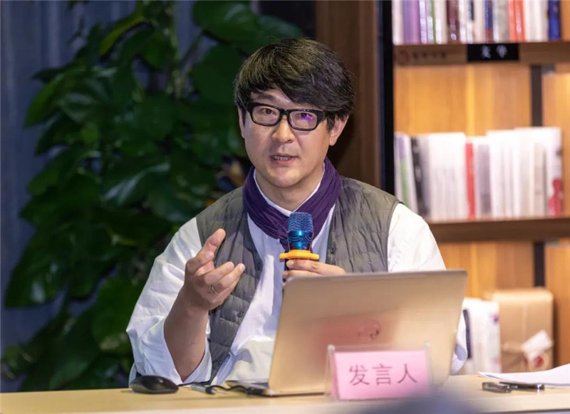 26中央美術(shù)學(xué)院美術(shù)館學(xué)術(shù)部副主任、副研究員蔡萌作題為《業(yè)余與自?shī)剩簻\談文人畫(huà)中的兩種狀態(tài)》的發(fā)言（黃珊虎 攝）.jpg
