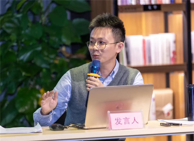 27關(guān)山月美術(shù)館研究部副研究館員、廣東省美術(shù)家協(xié)會(huì )理論委員會(huì )副秘書(shū)長(cháng)莊程恒作題為《富貴壽考：晚清海派畫(huà)家“郭子儀遇仙”圖像考釋》的發(fā)言（黃珊虎 攝）.jpg