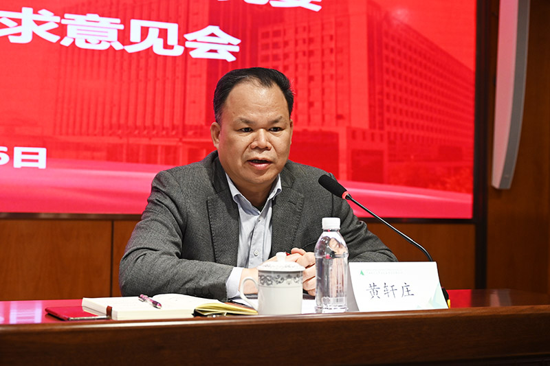3.出版社集團黨委書(shū)記、董事長(cháng)黃軒莊作表態(tài)講話(huà).JPG
