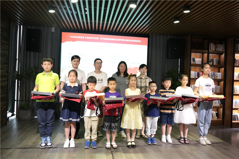 共青團桂林市委少年部部長(cháng) 胡限（第二排右二）、桂林市教育局辦公室副主任陳婷（第二排右一）、廣西師范大學(xué)出版社集團副總裁施東毅（第二排左一）為大賽三等獎家庭代表頒獎.jpg