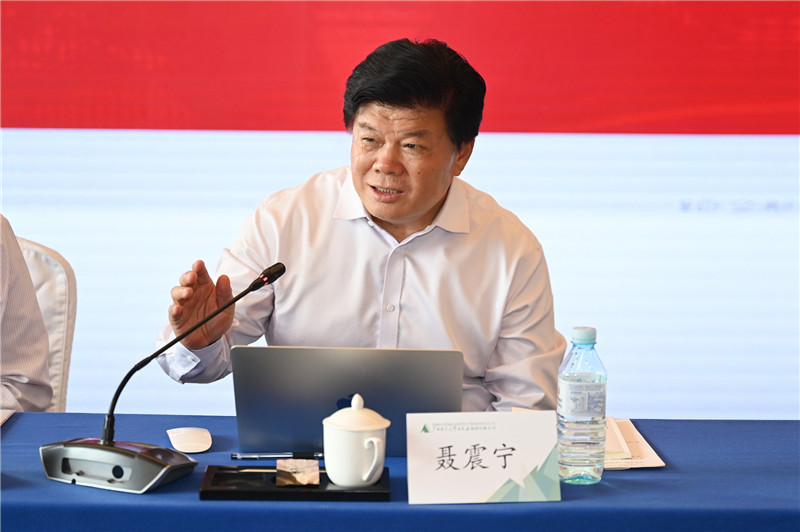 06 韜奮基金會(huì )理事長(cháng)、中國出版協(xié)會(huì )副理事長(cháng)聶震寧作主旨演講（李顯楊 攝）.jpg