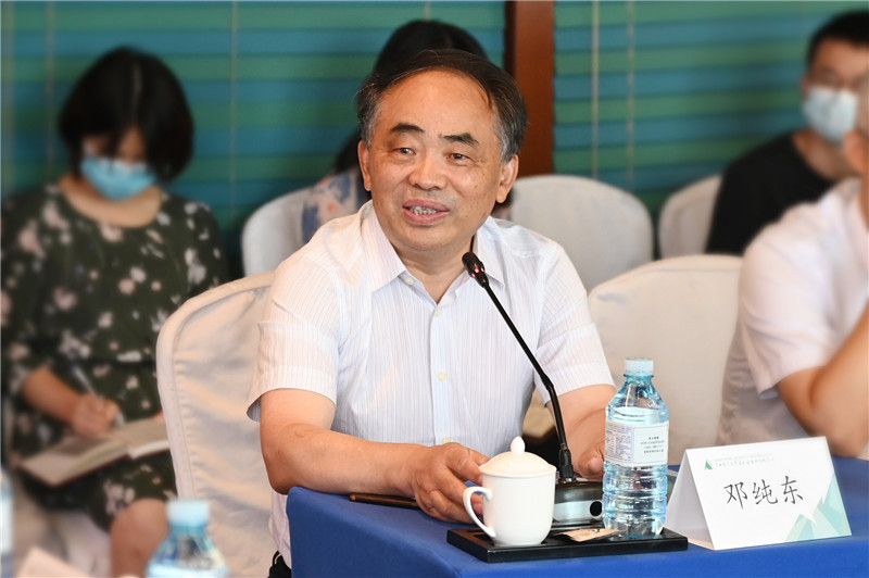 07 全國政協(xié)委員，中國政策科學(xué)研究會(huì )副院長(cháng)，中國社會(huì )科學(xué)院馬克思主義研究院原院長(cháng)、黨委書(shū)記鄧純東作主旨演講（李顯楊 攝）.jpg