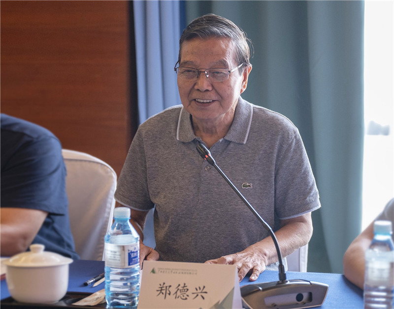 08 原中共中央文獻研究室副秘書(shū)長(cháng)、中央文獻出版社原社長(cháng)鄭德興作主旨演講（李顯楊 攝）.jpg