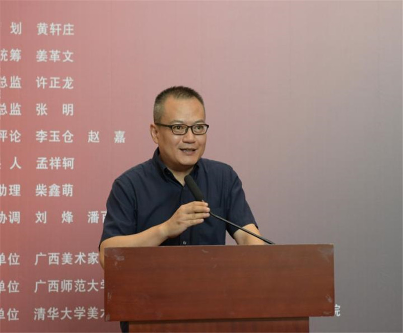 廣西師范大學(xué)出版社美術(shù)館館長(cháng)、美術(shù)分社總編輯張明主持開(kāi)幕式.jpg
