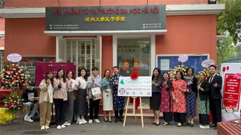 獨秀書(shū)房·越南河內大學(xué)孔院店開(kāi)放儀式越南會(huì )場(chǎng)師生合影.png