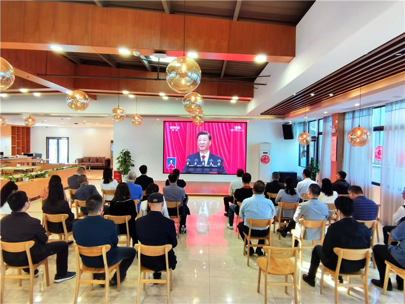 1.集中收聽(tīng)收看黨的二十大開(kāi)幕會(huì )現場(chǎng).jpg