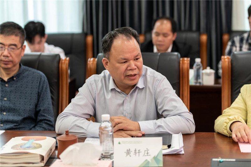 集團公司黨委書(shū)記、董事長(cháng)、基金會(huì )常務(wù)副理事長(cháng)黃軒莊講話(huà).jpg