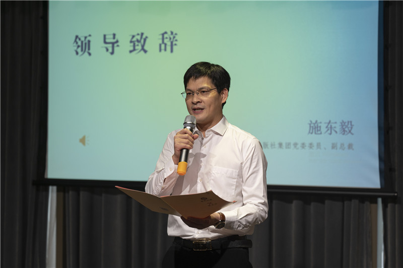 廣西師范大學(xué)出版社集團黨委委員、副總裁施東毅為與會(huì )來(lái)賓介紹廣西師大社在文化服務(wù)、閱讀推廣方面的成果（攝：李顯楊）.jpg