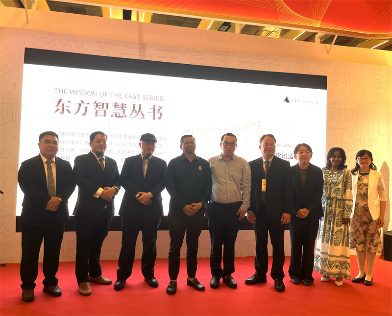 與馬來(lái)西亞教育部國家圖書(shū)委員會(huì )主席莫哈末·柯海爾·瓦迪隆先生（左四）、中宣部進(jìn)出口管理局有關(guān)同志等嘉賓在《東方智慧叢書(shū)》宣介會(huì )上合影.jpg