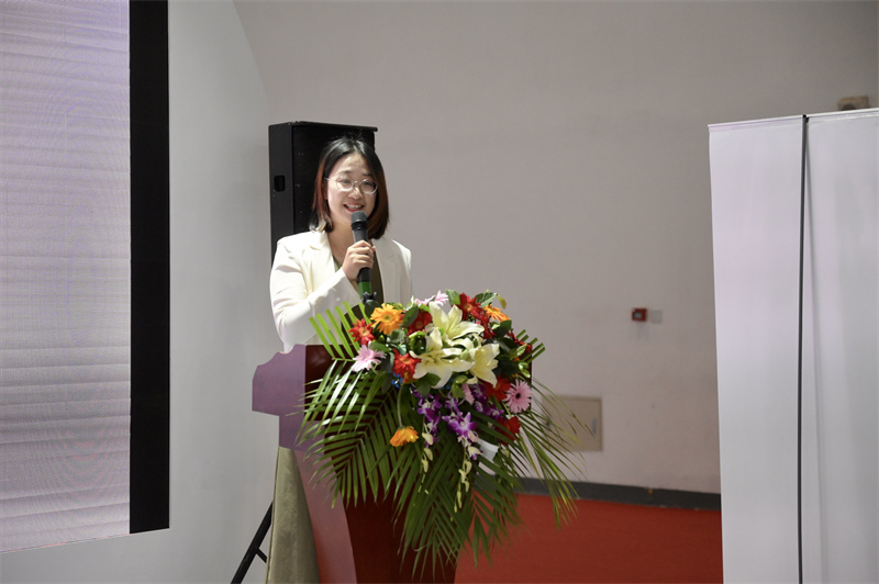 推薦會(huì )現場(chǎng)，張笑塵女士介紹藝術(shù)之橋空間情況.jpg