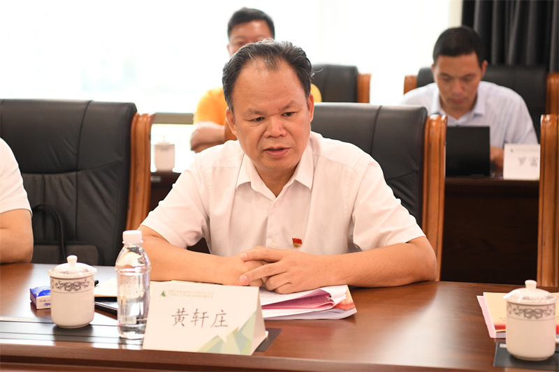 3.集團公司黨委書(shū)記、董事長(cháng)黃軒莊代表領(lǐng)導班子作對照檢查發(fā)言 李顯楊攝.jpg