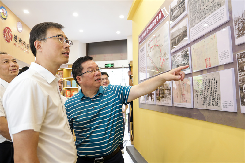 7.夏世飛（左）、賀祖斌（右）在歷史文化墻前參觀(guān).jpg
