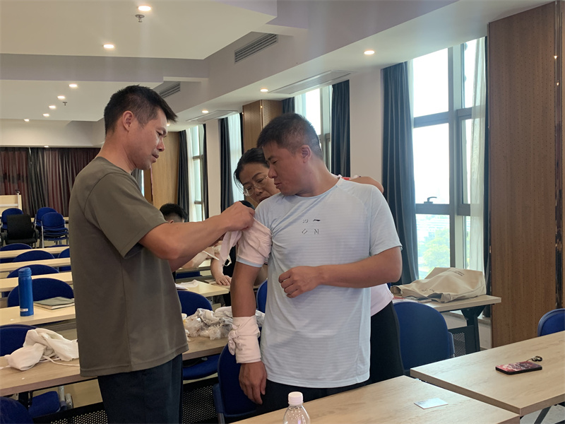 4.學(xué)員實(shí)踐操作.jpg 4.學(xué)員實(shí)踐操作.jpg