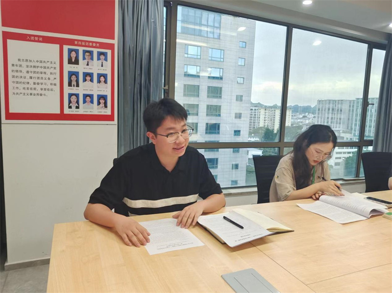 團委副書(shū)記熊文楷領(lǐng)學(xué)《中國共產(chǎn)黨第二十屆中央委員會(huì )第三次全體會(huì )議公報》.jpg 團委副書(shū)記熊文楷領(lǐng)學(xué)《中國共產(chǎn)黨第二十屆中央委員會(huì )第三次全體會(huì )議公報》.jpg