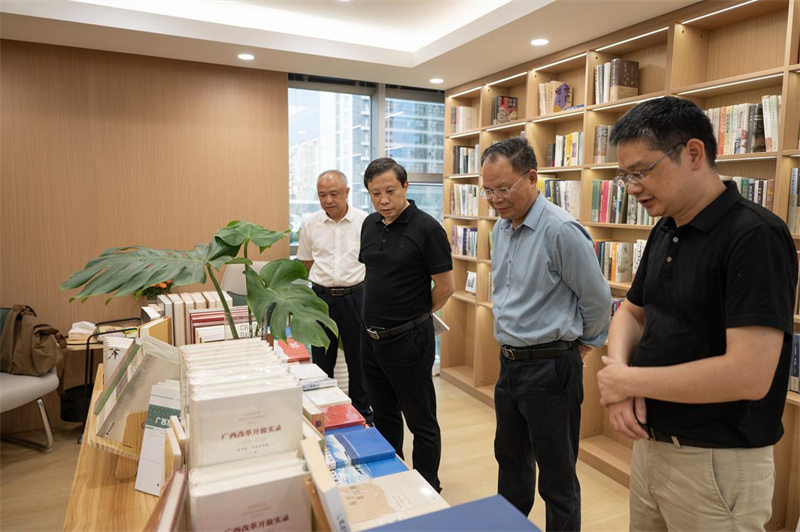 與會(huì )嘉賓與師大、集團領(lǐng)導參觀(guān)服務(wù)地方文化主題書(shū)展.jpg