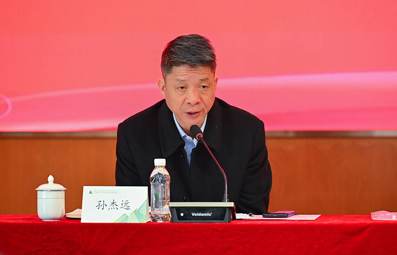 4.校黨委副書(shū)記、校長(cháng)，校出版編審委員會(huì )主任委員孫杰遠主持會(huì )議.jpg