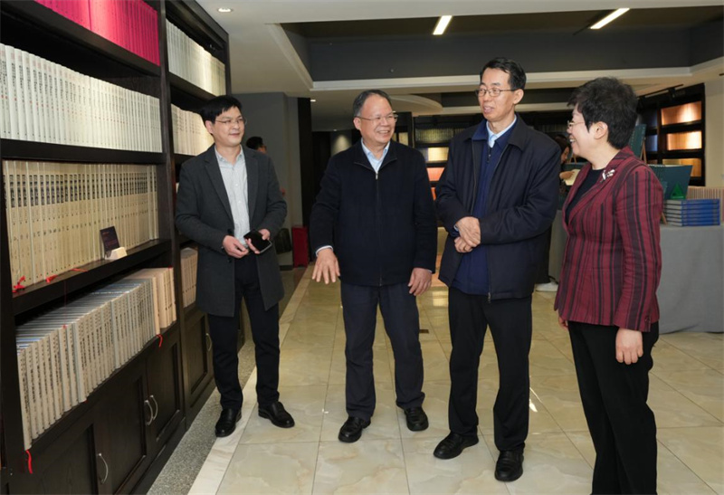 季正聚一行聽(tīng)取集團公司發(fā)展情況匯報 何平江 攝.jpg