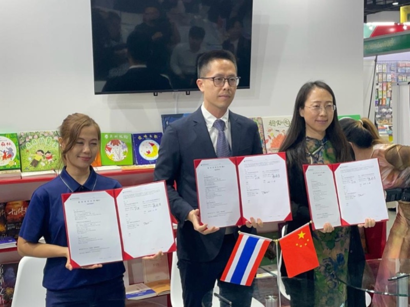 《近鏡頭：溫暖的瞬間》泰文版簽約合影。（盧雯 攝)_副本_副本.jpg