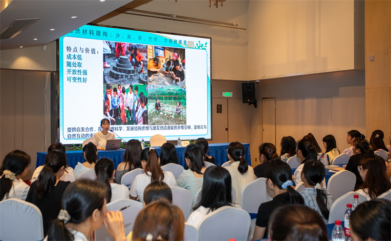 3老師們在“建構游戲”現場(chǎng)1.jpg 3老師們在“建構游戲”現場(chǎng)1.jpg