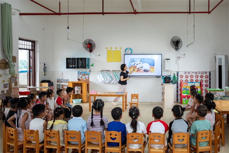 8特色閱讀活動(dòng)中熱情專(zhuān)注的小朋友1.jpg 8特色閱讀活動(dòng)中熱情專(zhuān)注的小朋友1.jpg