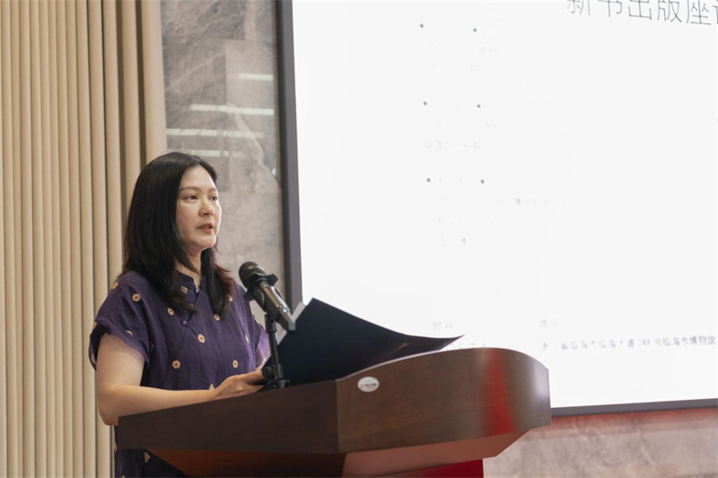 《王舟瑤稿本文獻叢編》編委會(huì )代表、主編之一，臺州學(xué)院教務(wù)處副處長(cháng)張燕致辭  鄭斌斌 攝.jpg