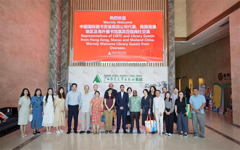 與會(huì )嘉賓合影.jpg 與會(huì )嘉賓合影.jpg