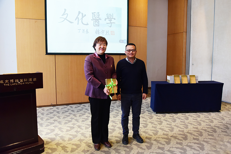 桂林廣大迅風(fēng)藝術(shù)有限責任公司總經(jīng)理張明代表廣西師大出版社向中國癌癥基金會(huì )捐贈100本《思考文化醫學(xué)》（李顯楊攝）.JPG