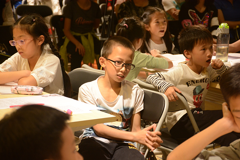 小朋友們認真地聽(tīng)著(zhù)大學(xué)生領(lǐng)讀者講述《山海經(jīng)》的故事（鄧超穎 攝）.JPG