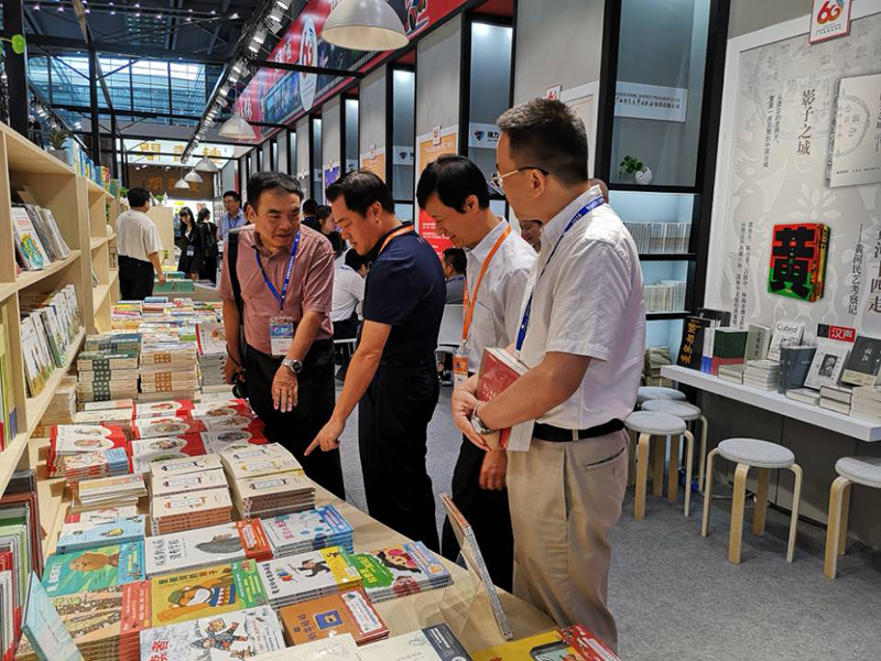 自治區政協(xié)科教文衛體委員會(huì )主任委員彭綱（左二），自治區新聞出版廣電局黨組成員、副局長(cháng)朱為范（右二）到集團公司展位視察.jpg