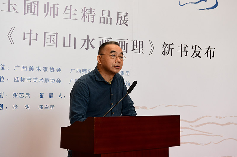 3.廣西美術(shù)家協(xié)會(huì )副主席、桂林市美術(shù)家協(xié)會(huì )主席張賢致辭（李顯楊攝）.JPG