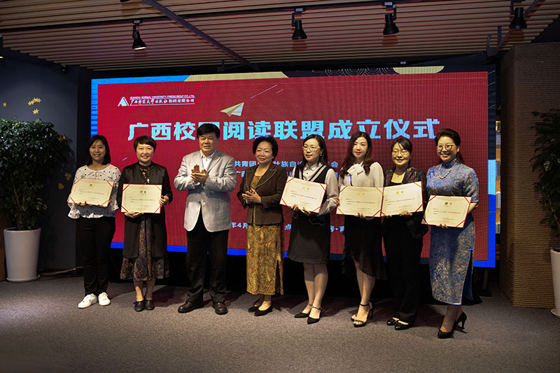 聯(lián)盟名譽(yù)理事長(cháng)聶震寧先生、顧問(wèn)王枬教授為聯(lián)盟首批閱讀導師頒發(fā)證書(shū) 李顯楊 攝.jpg