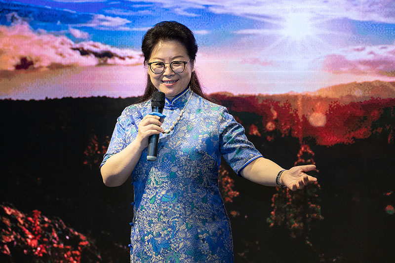 聯(lián)盟閱讀導師楊學(xué)明教授朗誦汪國真《山高路遠》 黃珊虎 攝.jpg