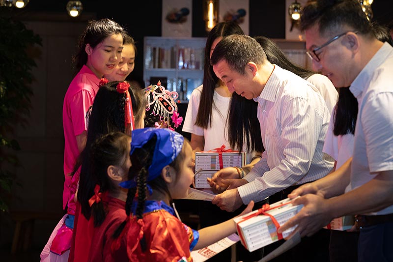 吳郭泉校長(cháng)、韋俊平副校長(cháng)為朗讀者頒布證書(shū) （黃珊虎 攝） 黃珊虎 攝.jpg