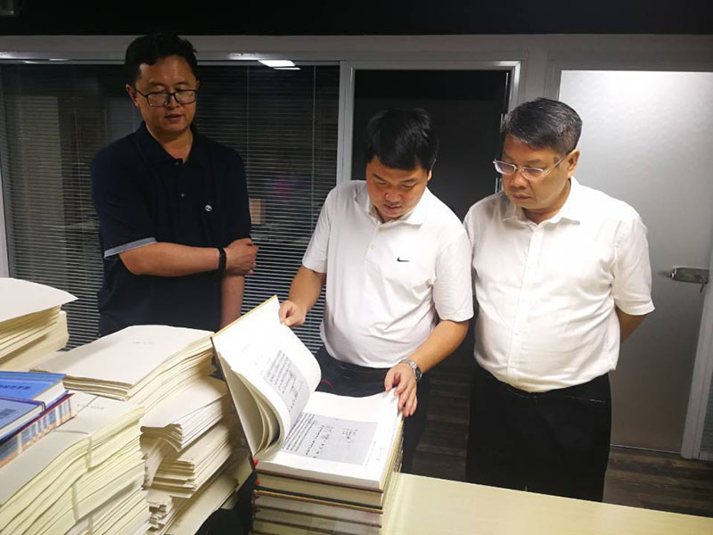 校黨委常委、總會(huì )計師李英利（左二）在內蒙古公司北京出版中心檢查工作.jpg