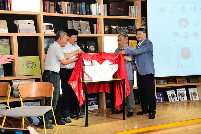 王蒙、聶震寧、鄔書(shū)林、張藝兵共同為《生死戀》新書(shū)揭幕（李顯楊 攝）.jpg