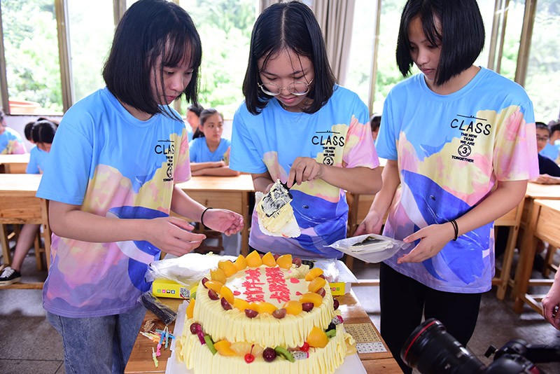 獨秀班的同學(xué)們在切蛋糕慶賀畢業(yè)。 （秦念 攝）.JPG