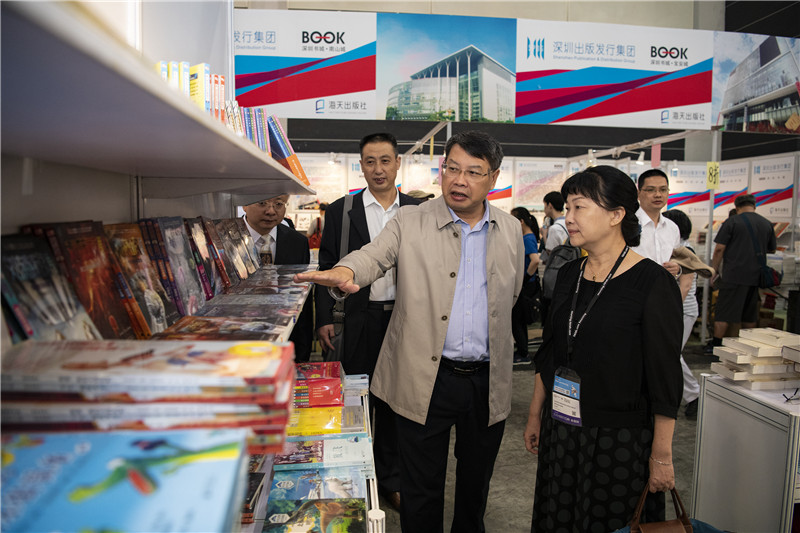 自治區黨委宣傳部副部長(cháng)、自治區新聞出版局（版權局）局長(cháng)呂潔視察集團公司展位_副本.jpg