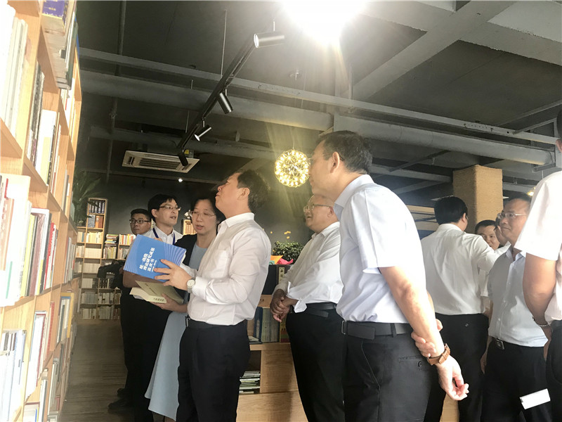 領(lǐng)導們參觀(guān)“統戰書(shū)架”、“廉政書(shū)架” (2).jpg