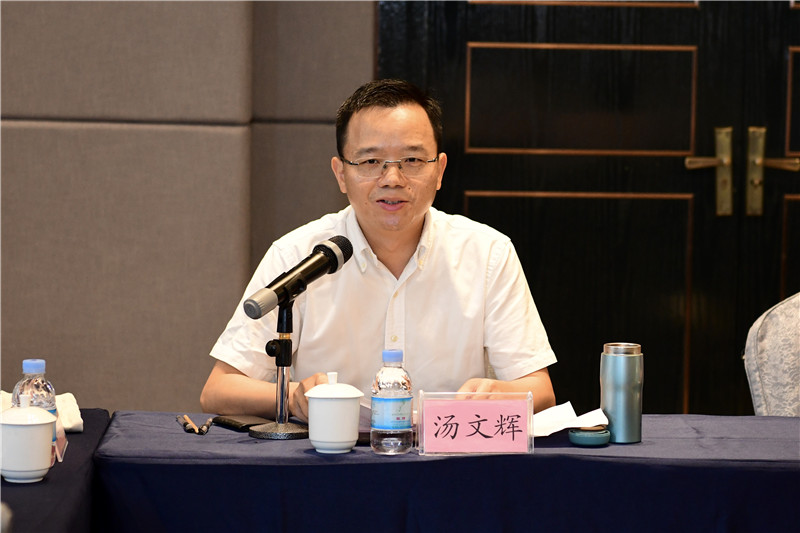 廣西師大出版社集團黨委副書(shū)記、總編輯湯文輝主持會(huì )議.jpg