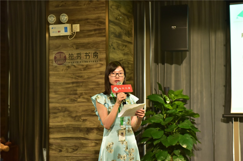 廣西師范大學(xué)出版社社科分社運營(yíng)總監伍麗云介紹新近出版的好書(shū)  秦念攝.JPG