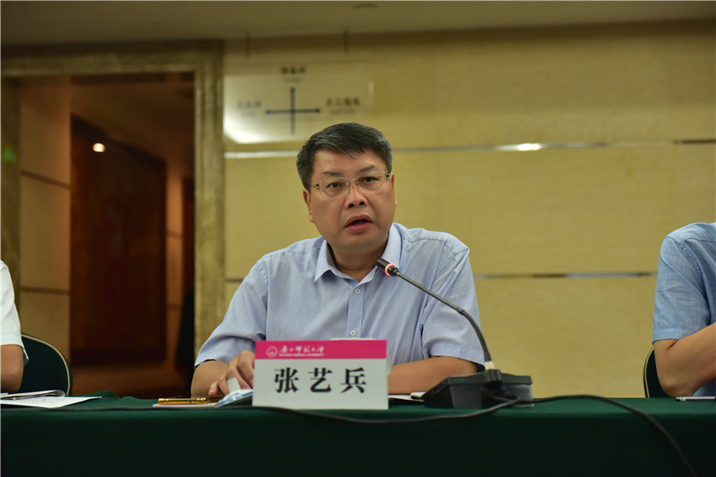 廣西師范大學(xué)出版集團有限公司黨委書(shū)記、董事長(cháng)張藝兵介紹《廣西通史》（十卷本）出版情況 （郭倩 攝）.JPG