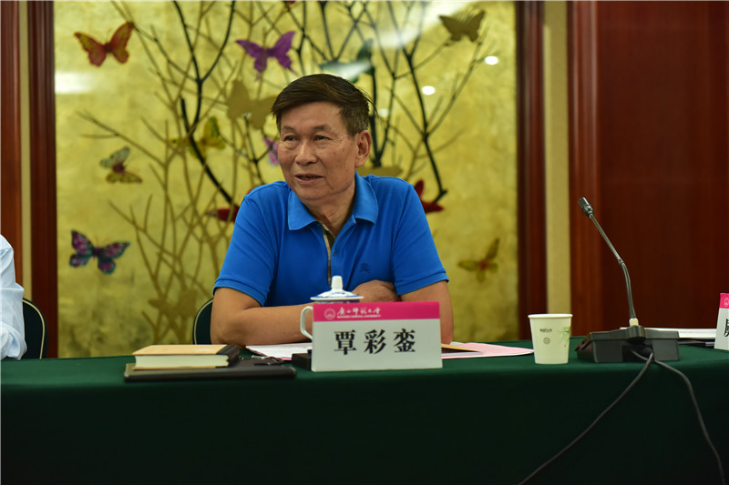 廣西壯學(xué)會(huì )會(huì )長(cháng)、廣西民族研究中心研究員覃彩鑾發(fā)言（郭倩 攝）.JPG