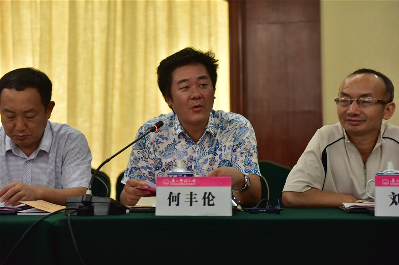 新華社廣西分社經(jīng)濟信息采訪(fǎng)部主任何豐倫發(fā)言（郭倩 攝）.JPG