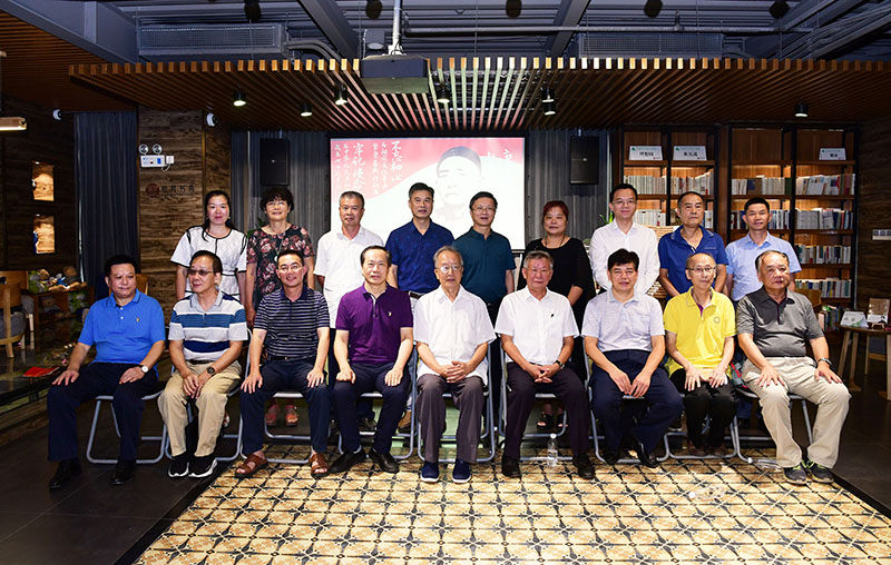 桂林市相關(guān)單位領(lǐng)導，唐景崧同胞三翰林研究會(huì )專(zhuān)家，廣西師大、廣西師大出版社領(lǐng)導合影（李顯楊攝）.JPG