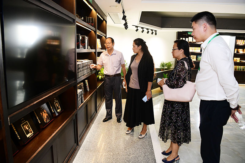 參觀(guān)社史館（李顯楊 攝）.JPG